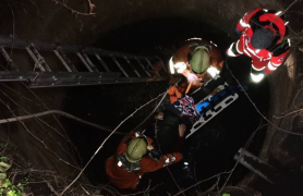 La un pas de tragedie. O femeie a căzut într-o groapă de canalizare